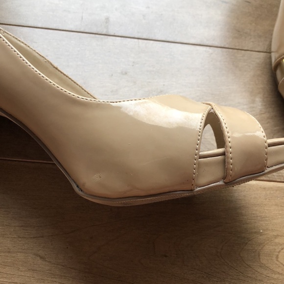 Madden Girl - Beige patent leather peep-toe pumps. Size 7.5 - Picture 3 of 4